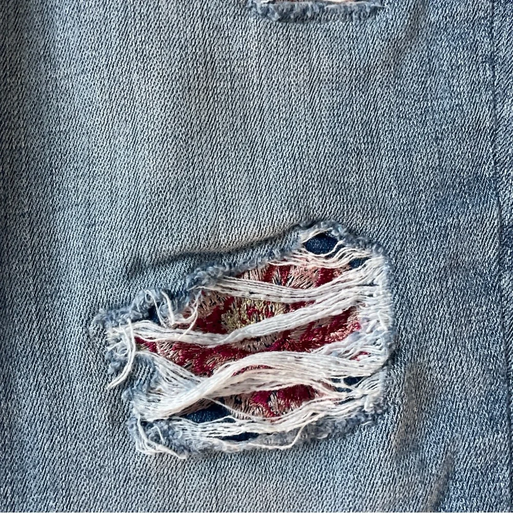 White House Black Market Women's Jeans The Girlfriend Sz 6 Light Wash Distressed - Picture 4 of 10